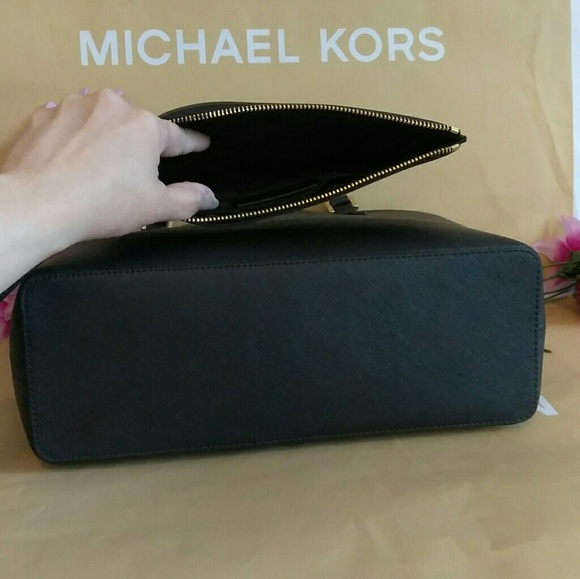 SALE 💰Michael kors tote shoppers bag w/ wristlet - Picture 5 of 7